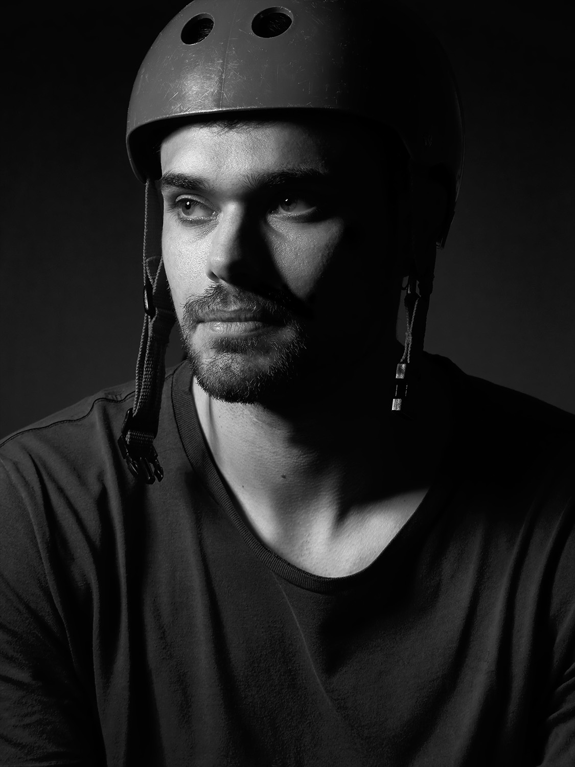 Ritratto in bianco e nero di un uomo con un casco